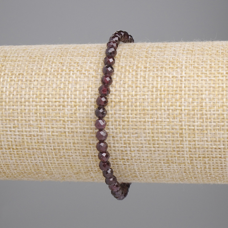 Brățară din granat, mărgele tăiate de 4 mm, lungime de aproximativ 18 cm, pe elastic