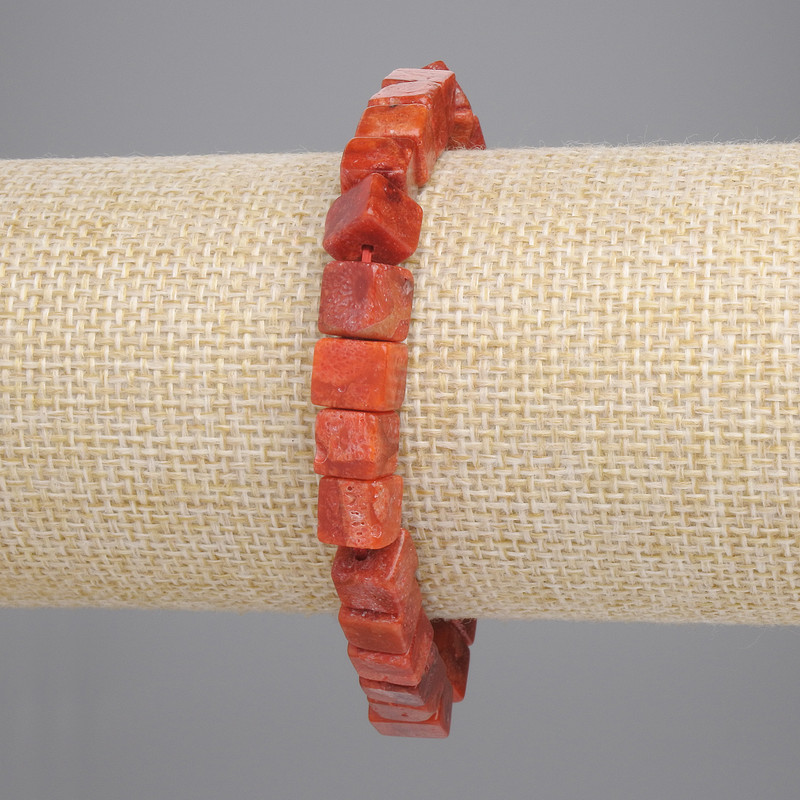Brățară din coral poros – cuburi 7–7,5 mm, lungime 18 cm, pe elastic