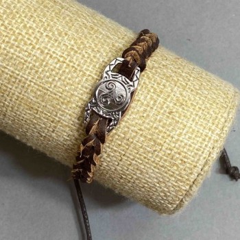 Brățară cu inserție metalică, grosime 10 mm, piele ecologică maro închis, lungime 18–22 cm, reglabilă