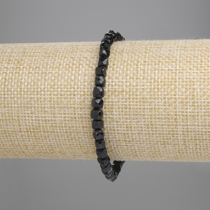 Reducere! Brățară cu turmalin facetat în cuburi, diametrul cuburilor de 4x4 mm, lungime 18 cm, șnur elastic