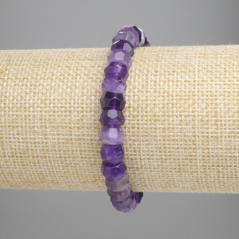 Brățară cu ametist facetat în formă de rondel, diametrul 8×4–5 mm, lungime 18 cm, elastică