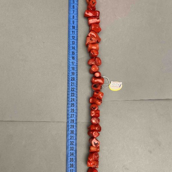 Mărgele din coral natural tăiate, asortiment de dimensiuni, diametrele variază între 12×10 mm și 30×12 mm, greutate aproximativă 225 g, lungime 39 cm ± pe fir de nylon