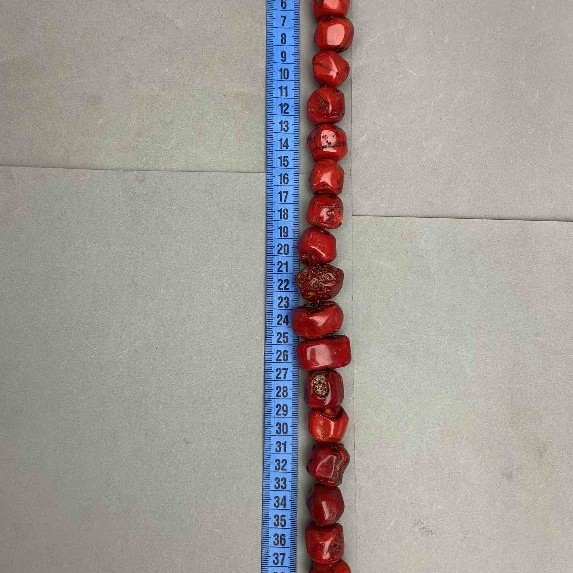Mărgele din coral natural, tăiate, asortiment de dimensiuni, diametre asortate 12–20 mm × 18–24 mm, greutate aproximativă 288 g, lungime 42 cm, pe fir