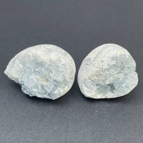 Preț pentru 100 g. Druza naturală de celestin – piatră de suvenir, dimensiuni ~ 40x50x35 mm ±, greutate ~ 56 g