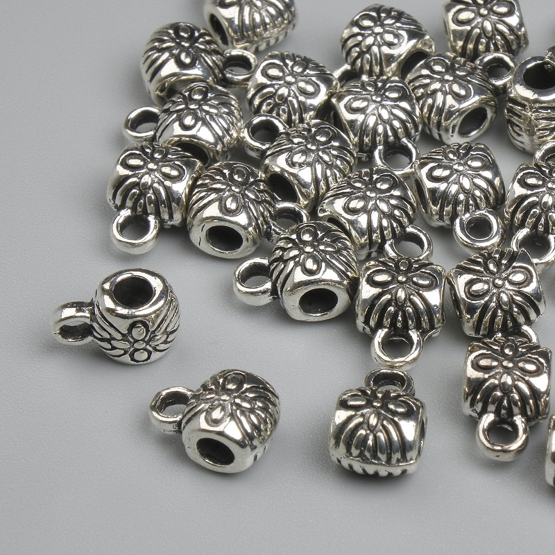 Furnitură bail argintiu, culoare metal, dimensiuni 8×4,5 mm, cu găuri de diametru 2–3 mm, ambalaj 26 buc.