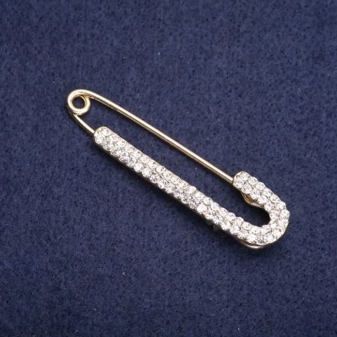 Broșă cu ac cu strasuri albe 75×16 mm +/- metal auriu