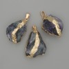 Pandantiv cu fluorit brut, piatră brută ~ 37×18 mm, dimensiuni asortate, metal auriu