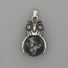Pandantiv Bufnița din obsidian alb cu ramă metalică argintie, diametrul 30×20 mm, lungime 37 mm