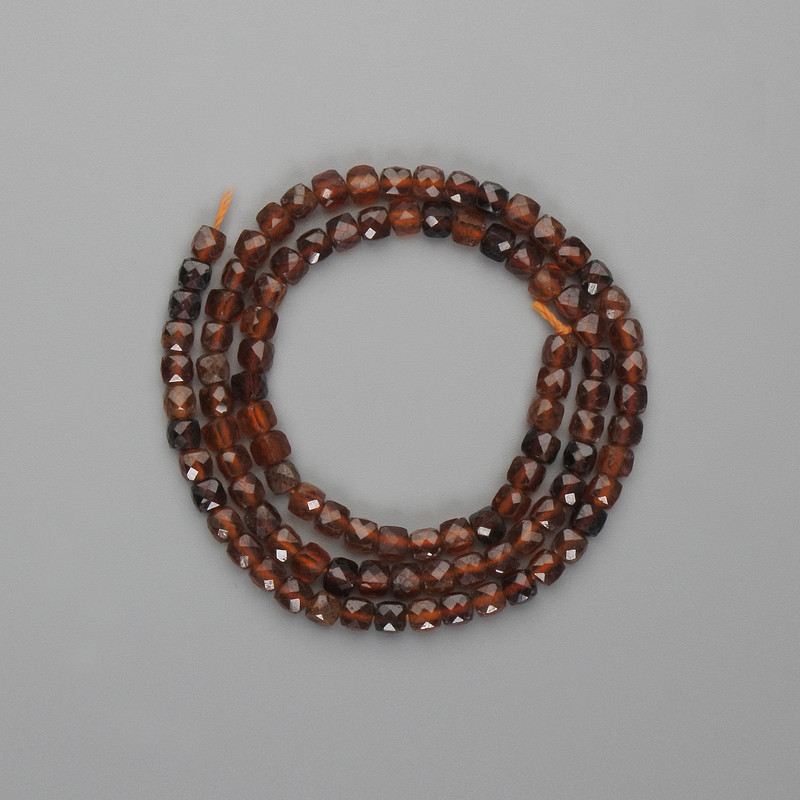 Mărgele de gessonit, cub facetat 4x4 mm ±, lungime 39 cm ±, pe șnur
