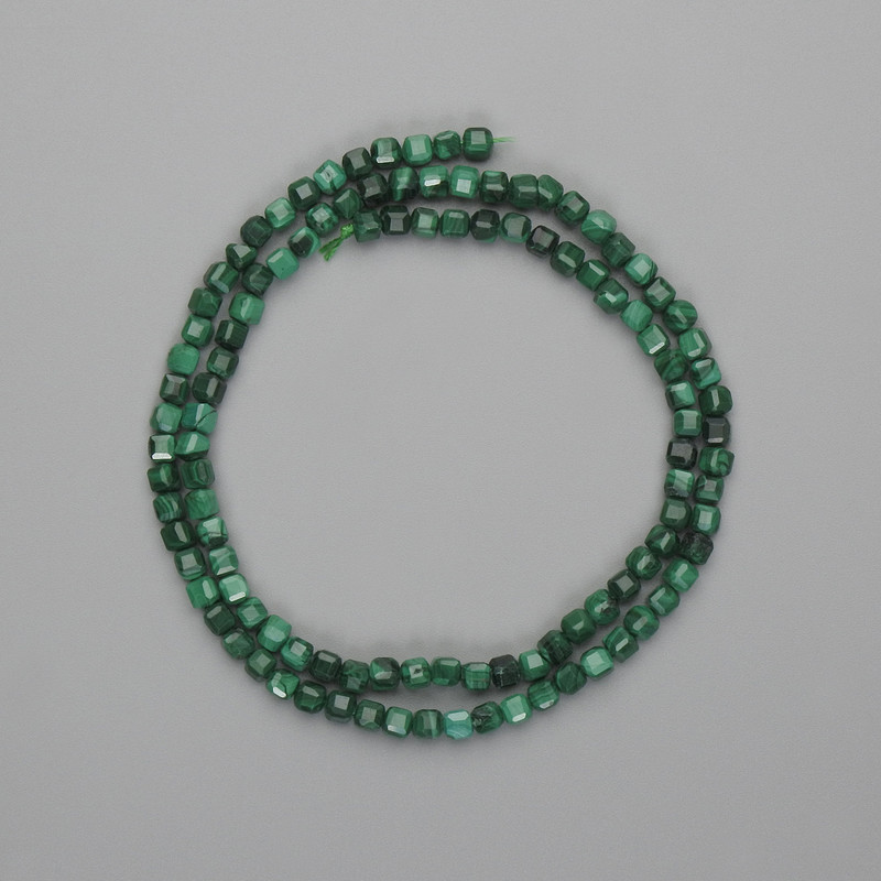 Mărgele de malahit tăiate cub, 3×3 mm, lungime aproximativă 39 cm, pe șnur