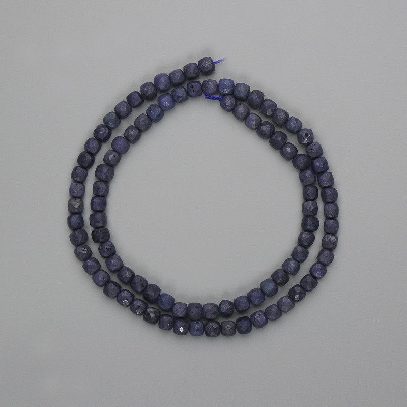 Mărgele din safir brut, cuburi fațetate 4x4 mm, lungime 39 cm ± pe șnur