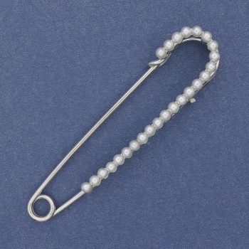 Broșă cu ac cu perle albe, 70×16 mm ± metal argintiu