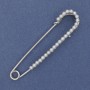 Broșă cu ac cu perle albe, 70×16 mm ± metal argintiu