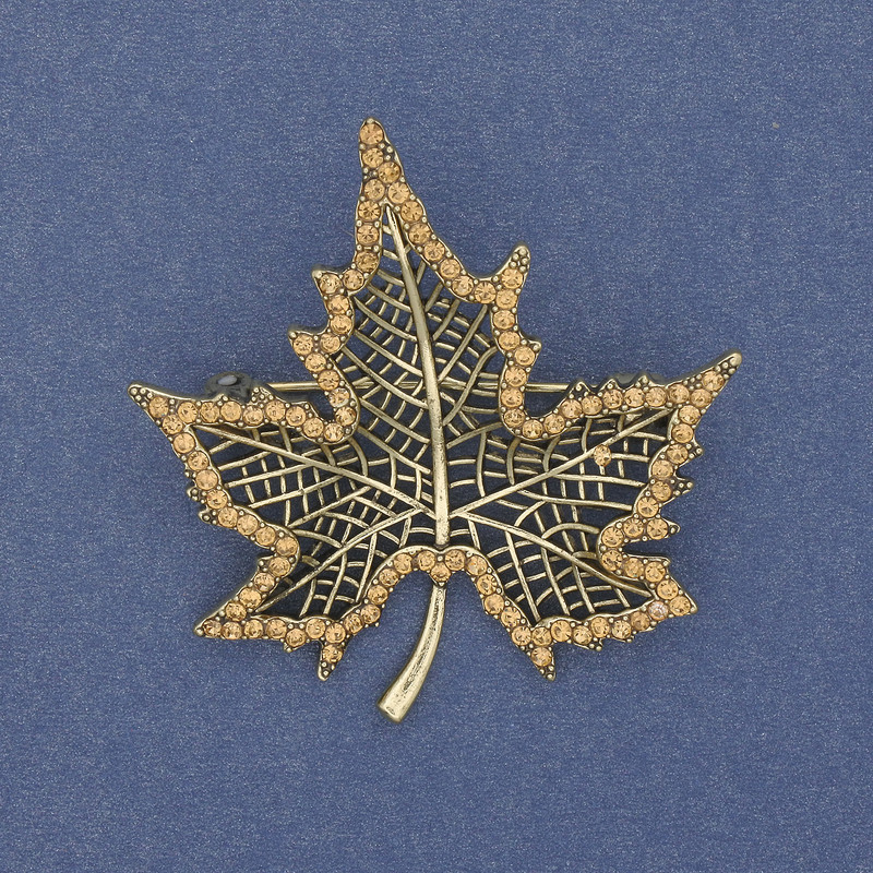 Broșă Frunză de arțar, maro, strasuri maro, culoare bronz, metal auriu, 45×44 mm+