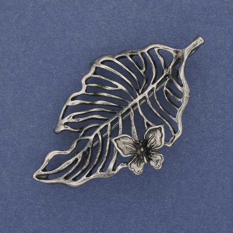 Broșă-pendentiv Frunză cu fluture, metal argintiu 61×35 mm+
