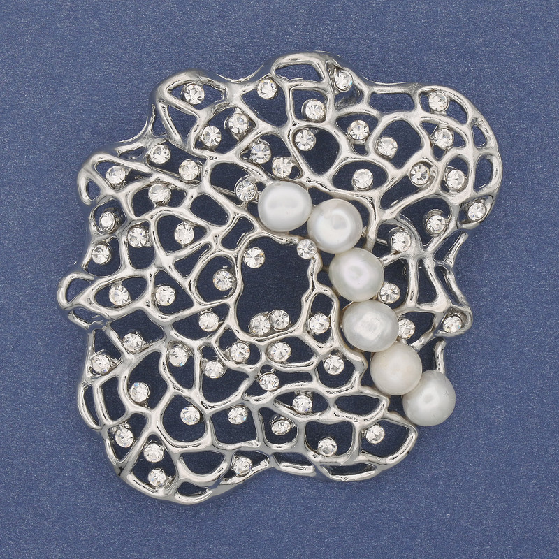 Broșă-pendent Accent cu perle albe, strasuri, metal argintiu 55×64 mm+