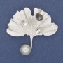 Broșă Frunză cu perlă albă, strasuri, metal argintiu 45×45 mm+