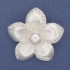 Broșă-pendentă «Floare», culoare perlată, perlă albă, strasuri, metal argintiu, 47 mm+