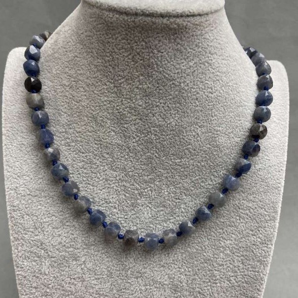 Colier din safir facetat cub, diametrul 7×7 mm, lungime 45 cm, cu închizătoare