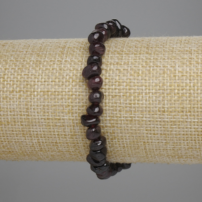Brățară din granat fațetat, diametrul 6-8×4-5 mm, lungime 18 cm, pe elastic