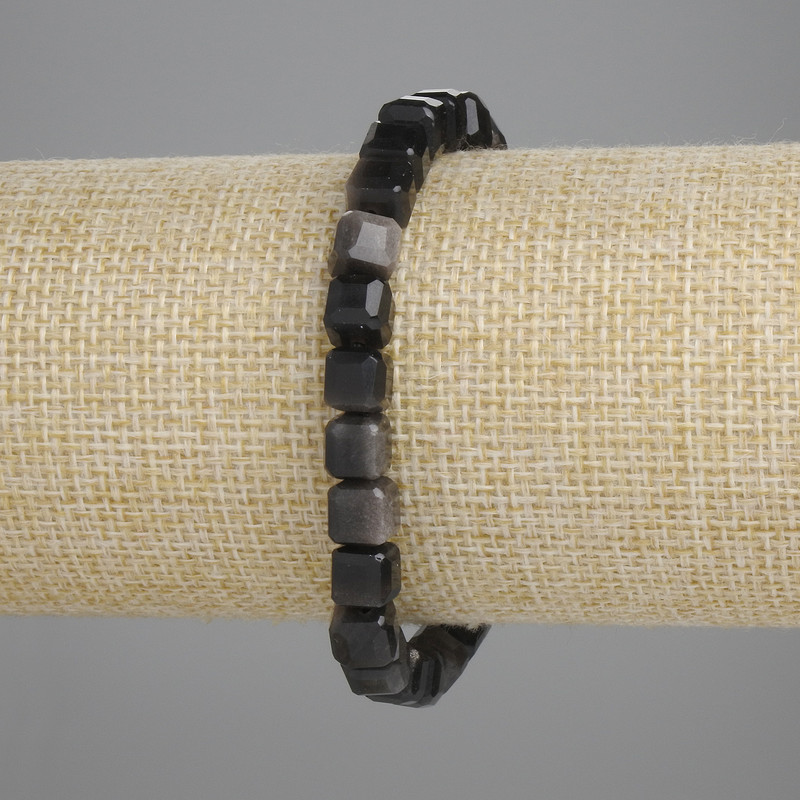 Brățară din obsidian argintiu, cuburi facetate, diametrul 6×6 mm ±, lungimea 18 cm ±, pe bandă elastică