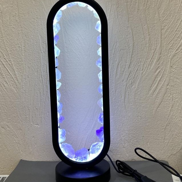 Lampa de veghe brut cu ametist în bază metalică de culoare neagră, diametru 32,5×10 cm, cablu USB