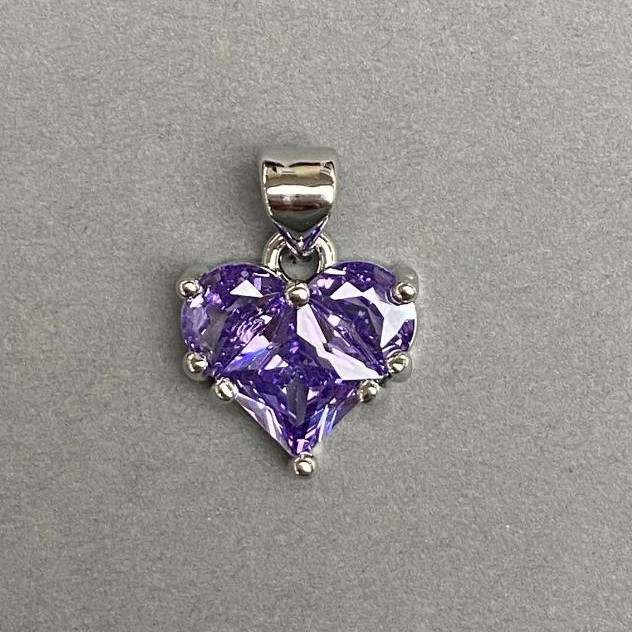 Pandantiv inimă, cu strasuri mov, metal argintiu, diametrul 10×12 mm, lungimea 17 mm ±