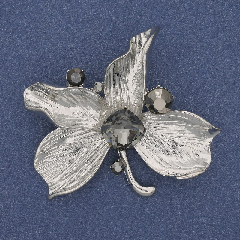 Broșă-pandantiv Frunză, strasuri, metal argintiu, 60×63 mm+