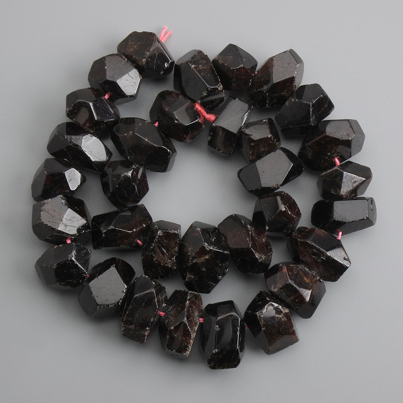 Mărgele din granat multifacetate, diametru 15–21×9–14 mm, lungime ±39 cm, cu imperfecțiuni naturale