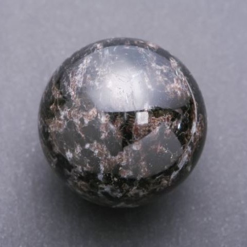 Bilă din piatră naturală Nuumit, diametrul 67 mm +- greutate 484 g