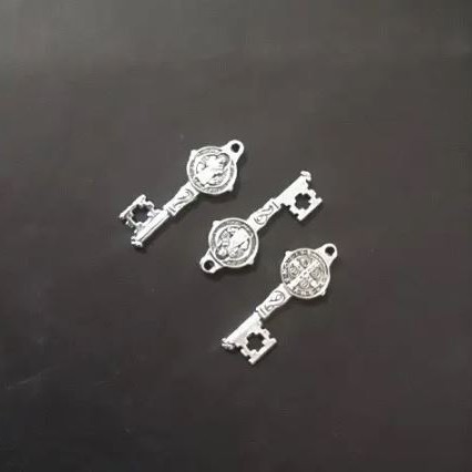 Furnitură pandantiv Cheița Sfântul Benedict, diametrul 12×32 mm, ambalaj 20 g ± 12 bucăți