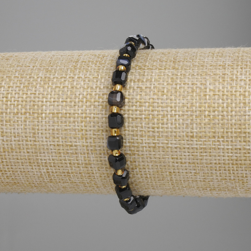 Brățară din agat tăiat cu fațete, cuburi 5×5 mm ±, mărgele 3 mm ±, lungime 18 cm ±, elastic