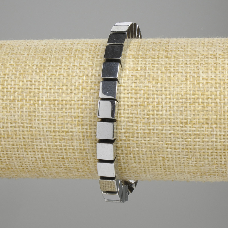 Brățară cu hematit cuburi, diametru 6×6 mm±, culoare argintiu, lungime 18 cm±, pe elastic