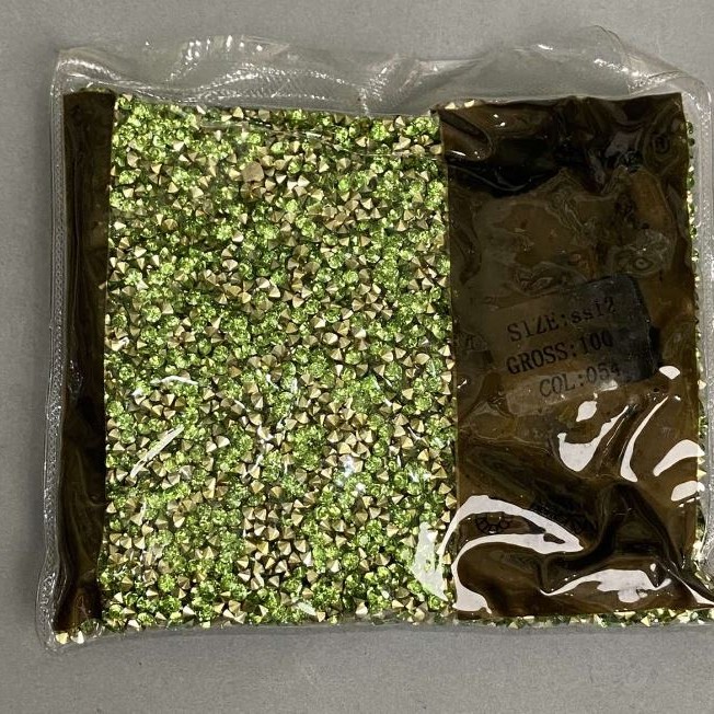 Strasuri verzi, pietre cu diametrul de 3 mm +- ambalaj / 105 g (+ -)