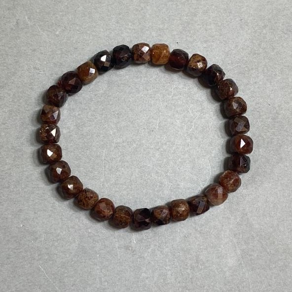 Brățară din hessonit, cuburi fațetate 6×6 mm, lungime 18 cm, pe elastic