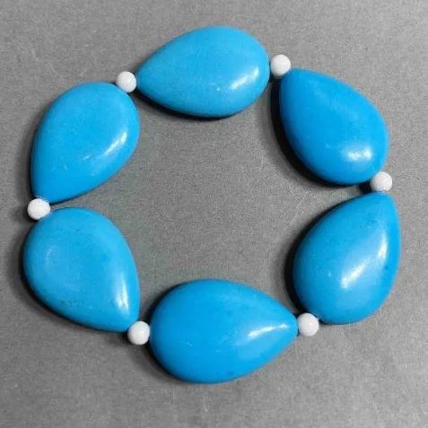 Brățară din turcoaz artificial, formă de picătură 28×20 mm; agat artificial, bilă de 4 mm; lungime 18 cm; elastică