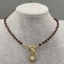 Choker din granat cu mărgele tăiate de 4 mm +/-, mărgele de hematit de 2 mm +/-, cu pandantiv în formă de soare de 20 mm +/-, lungime 37 cm +/- și închidere de tip toggle
