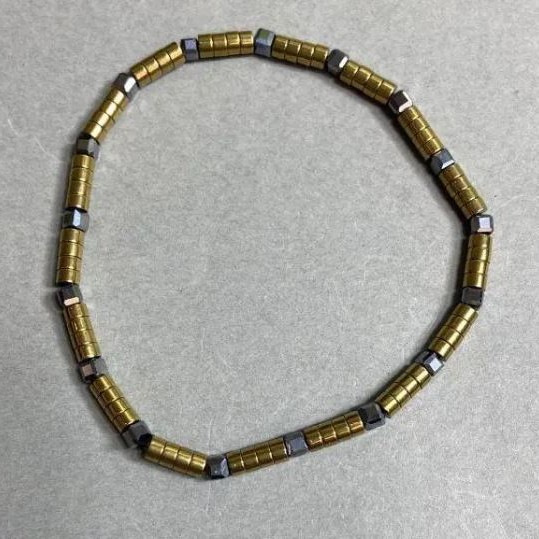 Brățară din hematit cu cuburi 3 mm ±, rondeluri 3×2 mm ±, lungime 18 cm ±, elastic