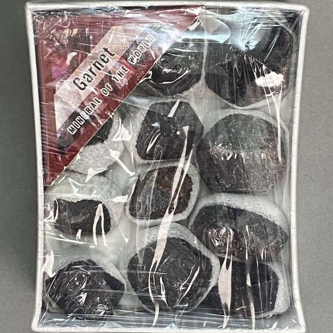 Piatră de suvenir granat – sortimente, dimensiuni (preț pe cutie) 9×8 cm+