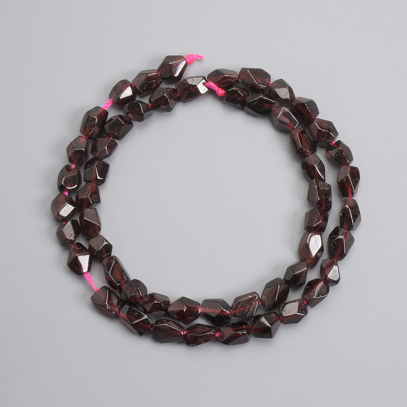 Mărgele de granat, fațetate, 6–8 mm, 5×5–6, 5 mm ±, lungime 39 cm ±, pe șnur