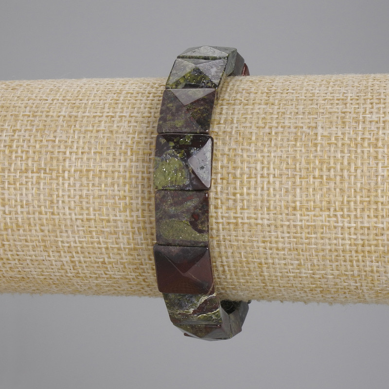 Brățară din jasper Sânge de dragon, fațetată pătrată, diametrul 12×12 mm ±, lungime 18 cm ±, pe elastic