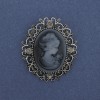 Broșă-pendul Camee Doamnă, cu strasuri, metal argintiu 48×44 mm +