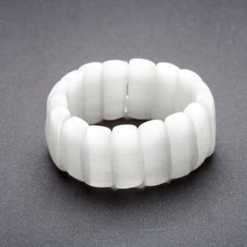 Brățară din ochi de pisică pe elastic, culoare perlă, «lanț» 25×11 mm