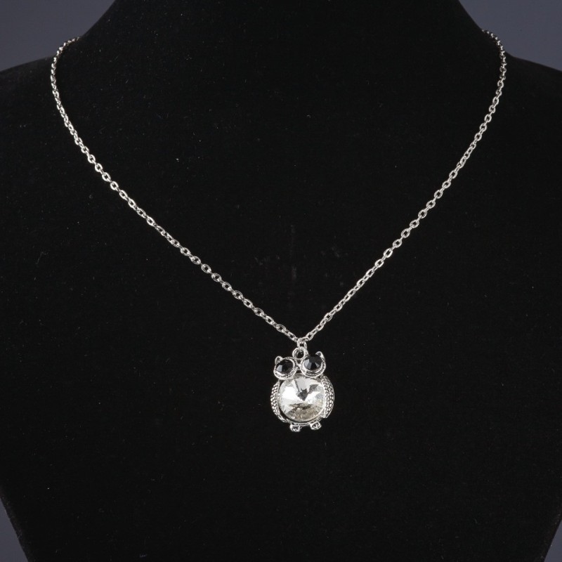 Pandantiv pe lanț «Bufnița» cu cristal alb, lungime 52 cm, diametrul 2,5 cm