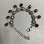 Brățară cu cristale roșii și pandante, lungime 18-23 cm, culoare metalică "argintiu"