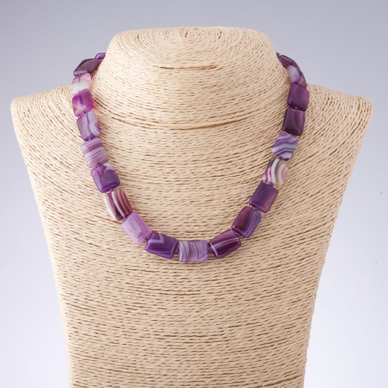 Colier din agat în nuanțe de violet, formă dreptunghiulară, dimensiuni 12×17 mm, lungime 44 cm