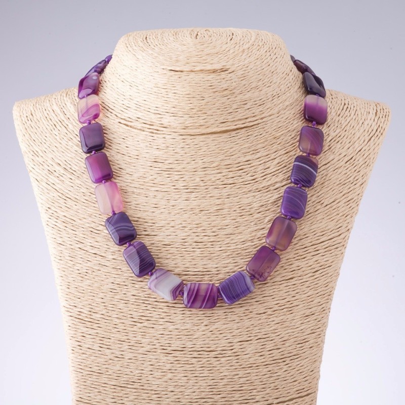 Colier cu agată în nuanțe de violet, formă dreptunghiulară rotunjită, diametrul 13×18 mm, lungime 47 cm