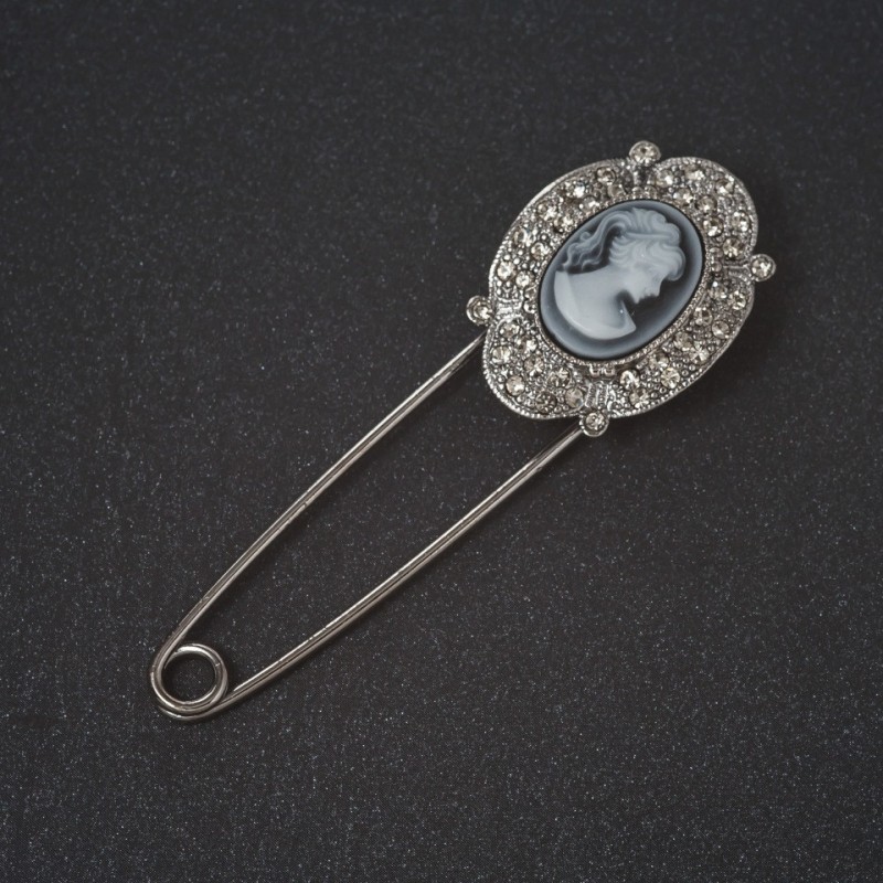 Broșă Cameea, ramă cu strasuri, culoare metalică argintie, 8 cm