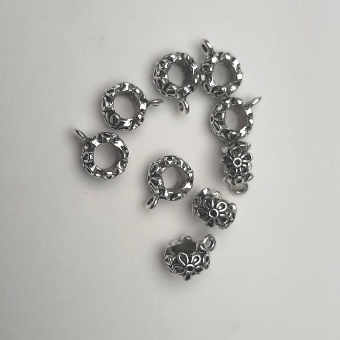 Bail - suport în formă de floare, culoare argintie, diametru interior 6 mm, ambalaj 8 buc.