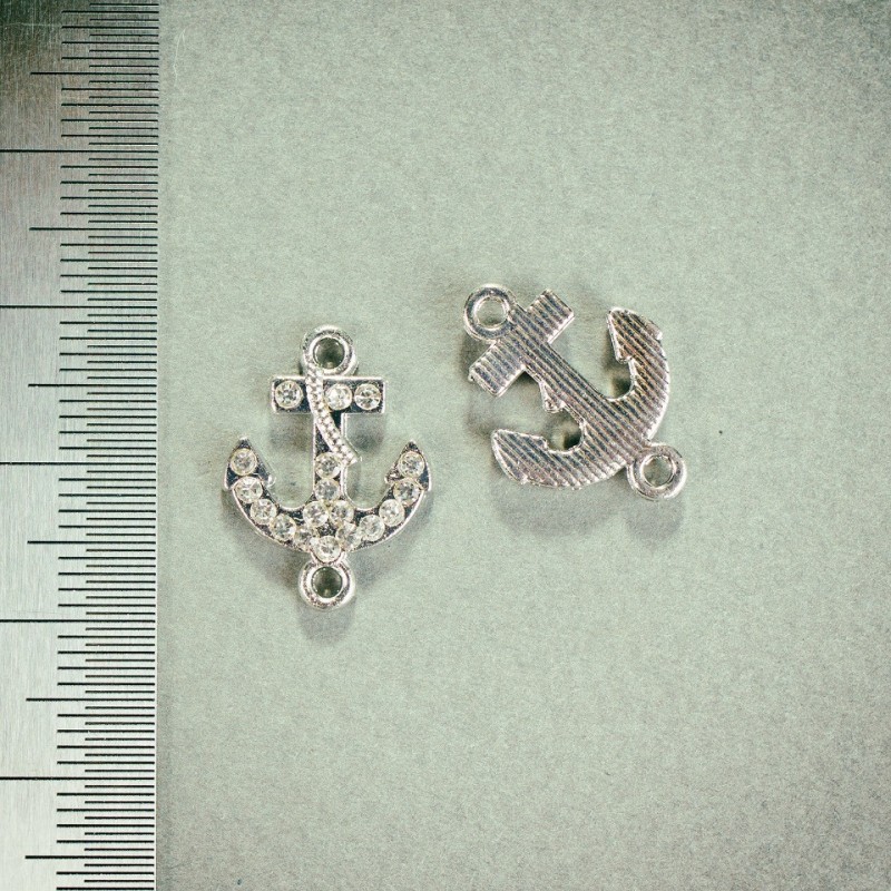 Pandantiv-conector Ancoră cu strasuri, culoare argintiu metalic, 1,8×1,3 mm, lot de 4 bucăți